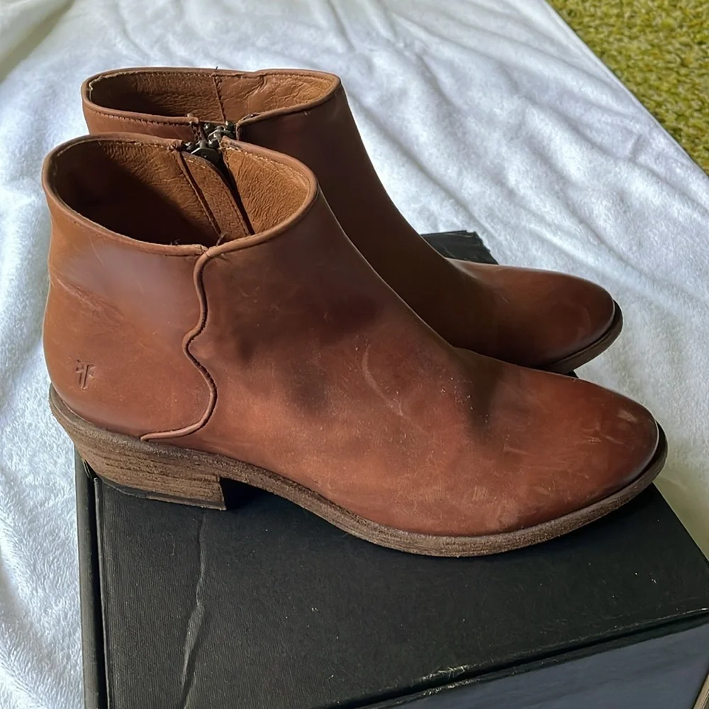 FRYE Carson Piping Bootie NIB Tan Size 8.5